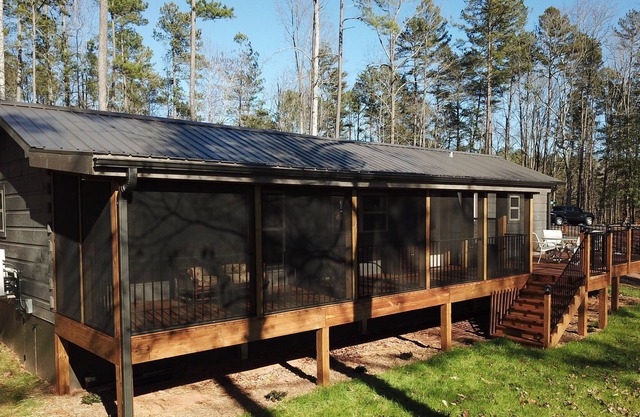 Fishing Cabin - Keowee 2 bedrooms, 2 bathrooms - Fishing - Kayaking - Porch