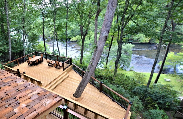 Fishtrap Overlook on the Toccoa River - Luxury Cabin w/Views Deck WiFi Hot Tub!