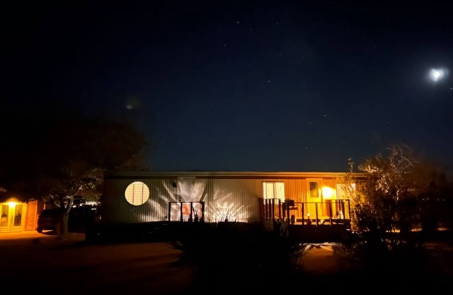 Five acre mesa to roam with infinity jacuzzi, star gazing, and art studio. n