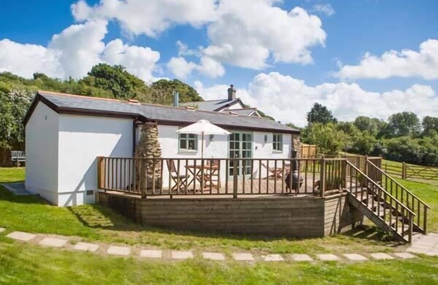 FIVE ELEMENTS STUDIO, pet friendly, with hot tub in St Agnes
