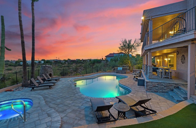 Five Palms ★ Scenic Mountain View's-Heated Pool-Spa-Balcony-Spacious★