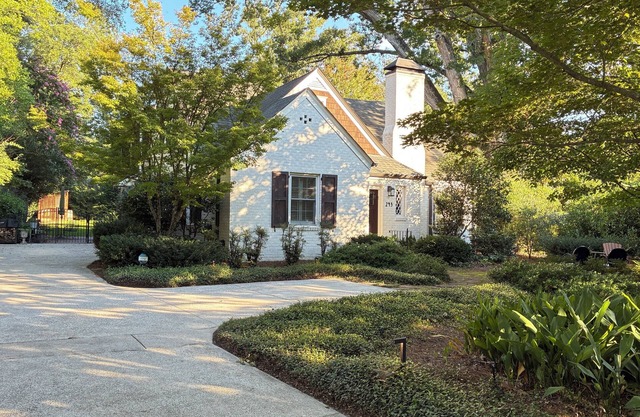 Five Points upscale home - walk to UGA, 4 beds, 3 baths, sleeps 8, large patio