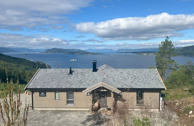 Fjord Holiday Lodge with a breathtaking panorama