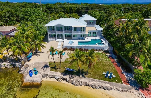 Flamingo Bay – Private Waterfront Paradise with Pool, Tiki Hut & Kayaks