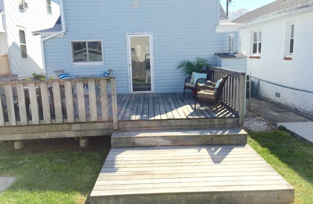 *FLASH SALE for Sept!*1 Bedroom, Yard w/Lg 2 Level Deck, Perfect Location!
