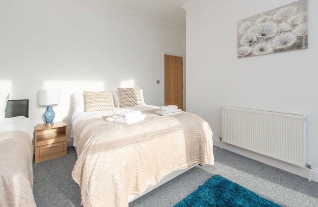 Flat 1| 2 BR Flat, Southsea, Sleeps 4, w/Parking