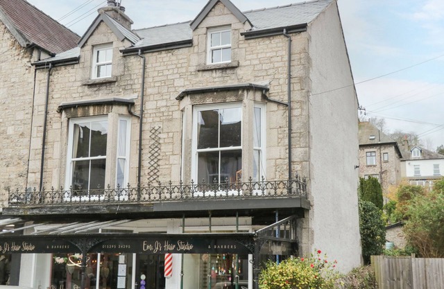 FLAT 1 KENTHOLME, family friendly, with a garden in Grange-Over-Sands