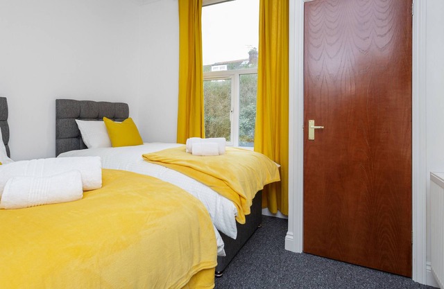 Flat 2| 2 BR Flat, Southsea, Sleeps 5, w/Parking