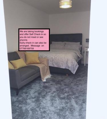 Flat 2 - Entire Modern Two Bedrooms home with en-suite & free parking close to QMC, City centre and Notts uni - Self check in
