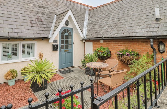 FLAT 2, family friendly, with a garden in Oakham