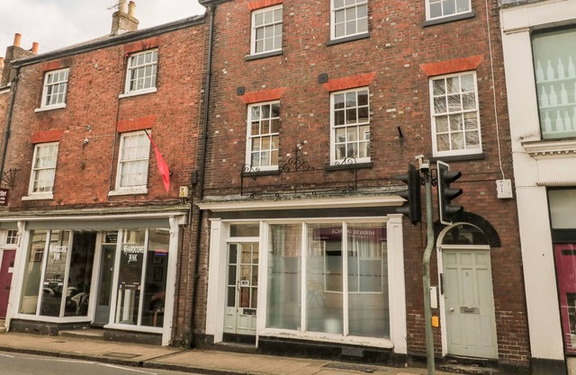 FLAT 6 - 5 HIGH EAST STREET, family friendly in Dorchester