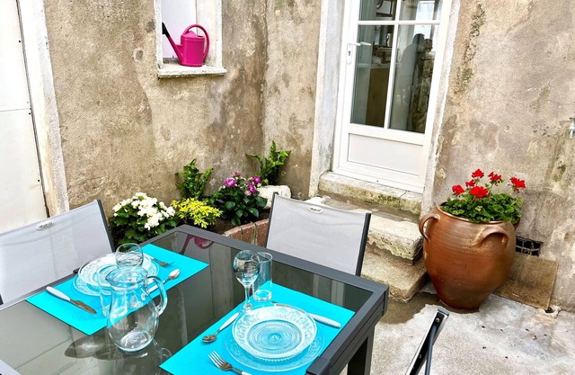 Flat between port and beach in the heart of Les Sables
