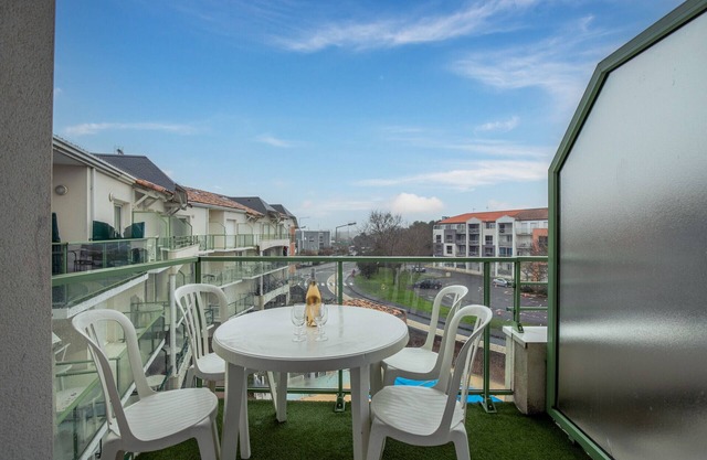 Flat for 4 - Pool - In the heart of La Chaume