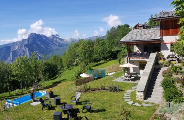 FLAT GROUND FLOOR OF 110 M2 CHALET FOR 12 PEOPLE