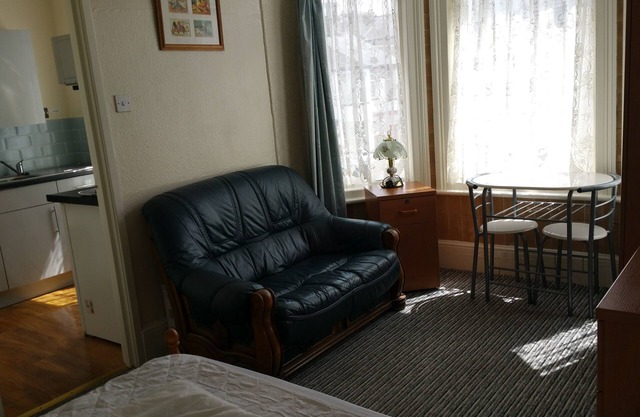 Flat - Sleeps 2 & On Street Parking