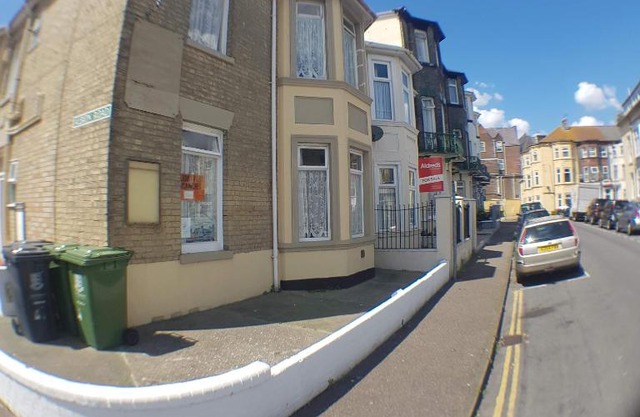Flat - Sleeps 2 & On Street Parking