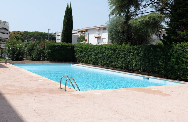 Flat with swimming pool close to the sea
