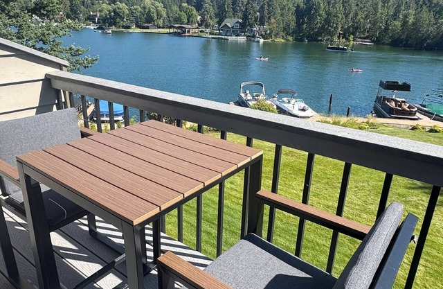 FLATHEAD LAKE WATERFRONT STUDIO RETREAT! WITH BOAT OPTION