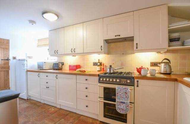 FLAXEN COTTAGE, HEVENINGHAM, pet friendly, with a garden in Laxfield