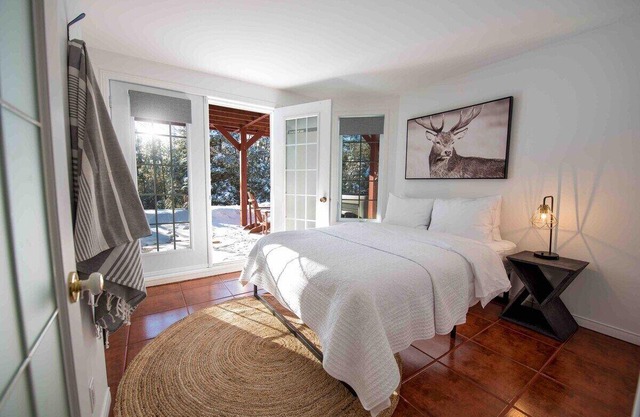 Fleurs de Lys 100 Spacious, private, Spa, wood fireplace