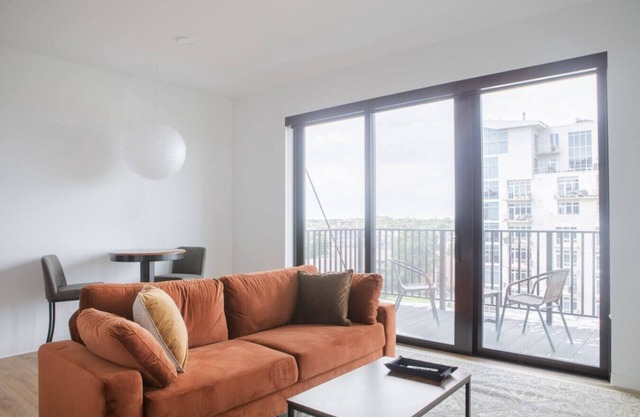 Flexhome East Side 1BR NO8 - Balcony+Pool+Gym
