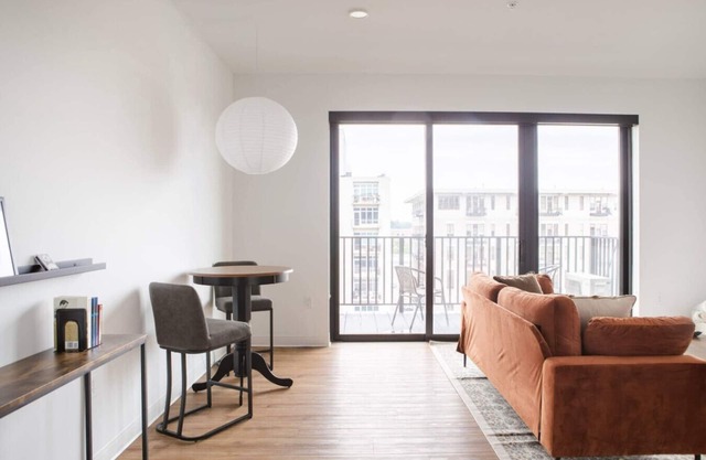 Flexhome East Side 1BR NO5 - Balcony+Pool+Gym