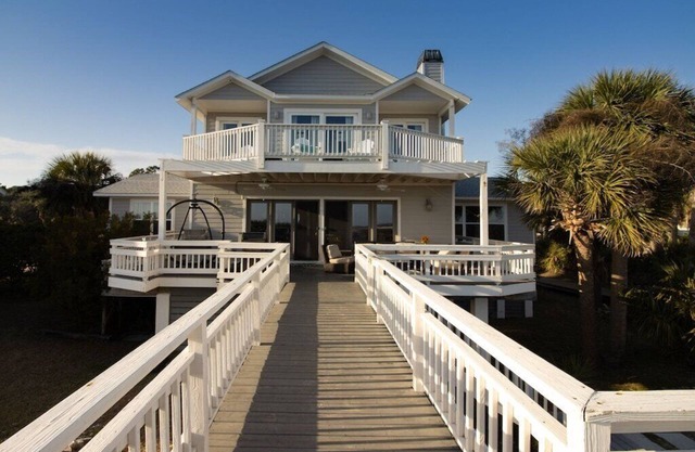 Flexible booking! Oceanfront, 5 bedrooms w/4 ensuite, spacious, & beach items.