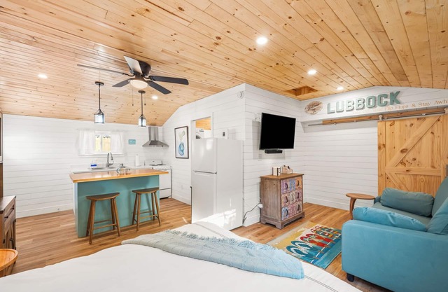 Flip Flop Stop ~ Beach Themed Studio In Tech Terrace ~ Walk to Campus!