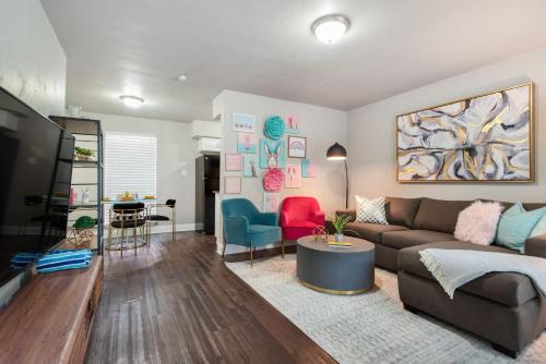 Flirty Flamingos l Poolside l Sleeps 10 l Roku TVs