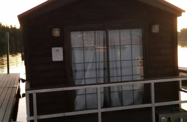 Floating Cabin Lake Guntersville Cabin number 118