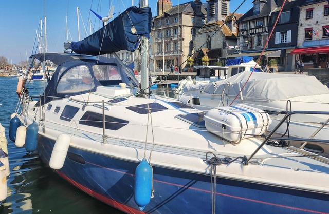 Floating house with terrace in Honfleur