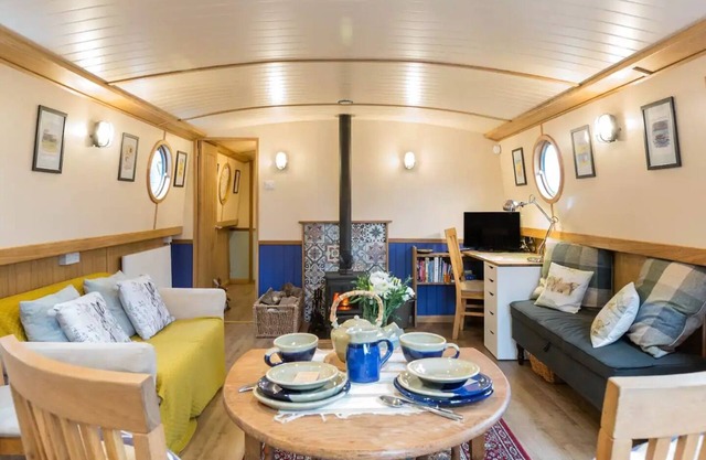 Floating Retreat: Glasgow's Hidden Gem - Urban Life Meet Canalside Tranquility