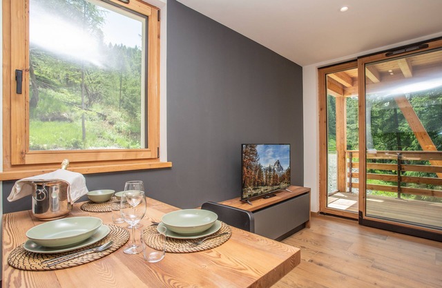 Flora Alpina Experience: Ski-to-door Brand New Chalet Apartment with Garage