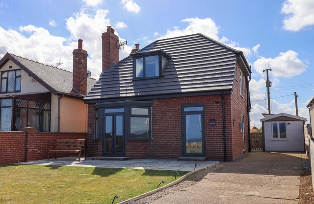 FLORAVILLE, pet friendly, character holiday cottage in Cayton Bay