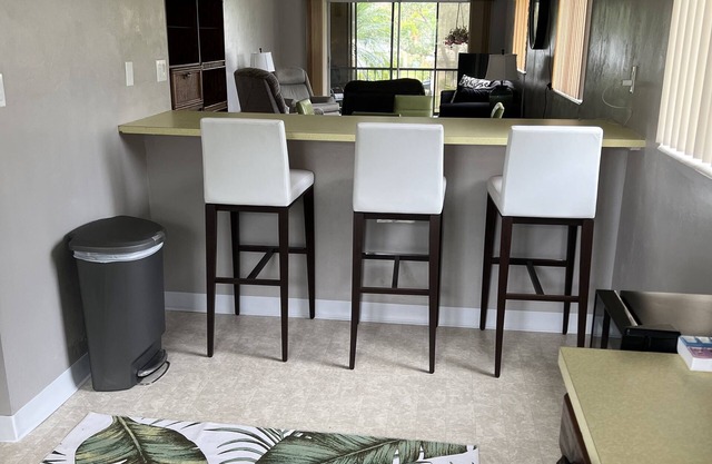 Florida palm trees and warm sun! Central location- 8 miles to beaches