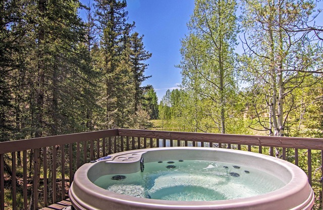Florissant Hilltop Hideaway w/Porch + Pond Access