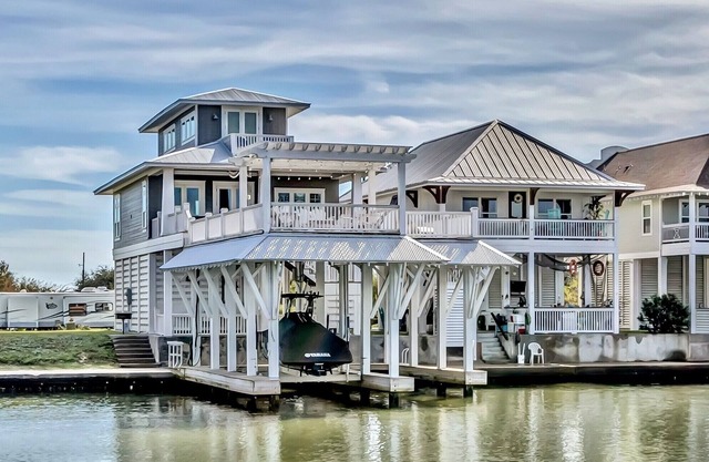 “Flounder Bay” Cheerful 4 bedroom Canal House with Boat Slip!