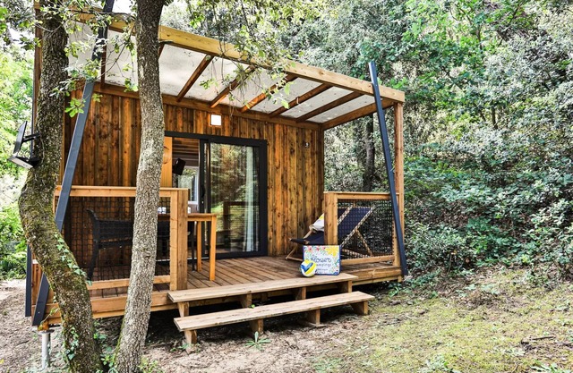 Flower Camping Les Dunes * - Chalet Bois Premium 16m2 (1 bedroom) - covered terrace 8m2 + TV + sheets and towels 2 people