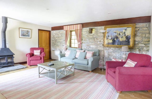FLOWER HOUSE, family friendly, character holiday cottage in Marazion