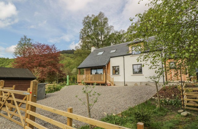 FOIS HOUSE, pet friendly, character holiday cottage in Callander