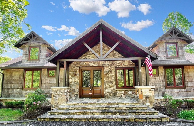Fontana Lake Lodge - Free Railroad Passes - Palatial Cabin w/Gorgeous Views-