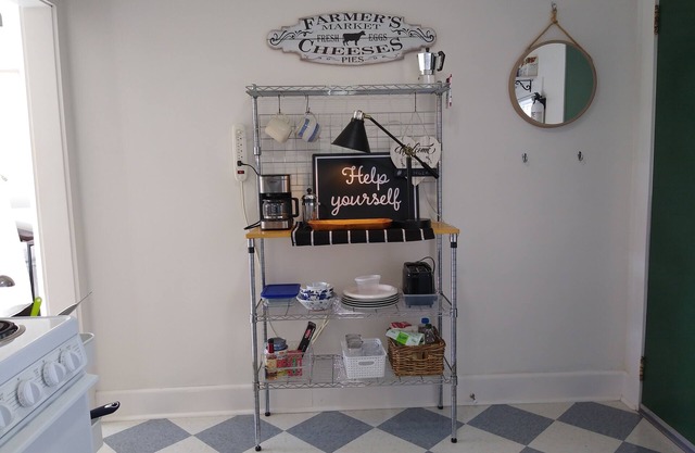 Fonzie Flat! Lovely studio w/kit., wash/dry, parking.