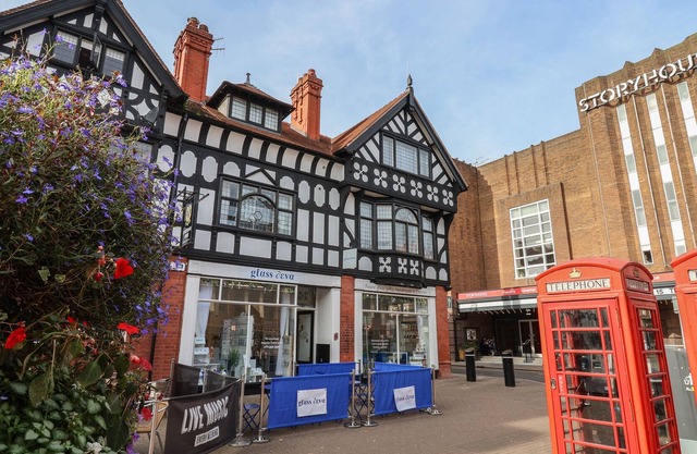 FOREGATE, pet friendly, character holiday cottage in Chester