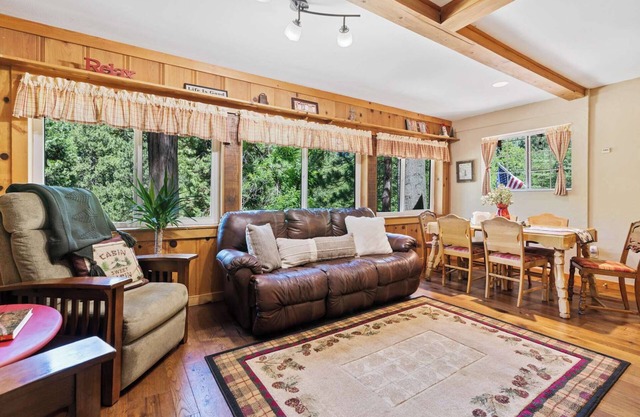 Forest Retreat|Fireplace| 7mi Yosemite King Beds