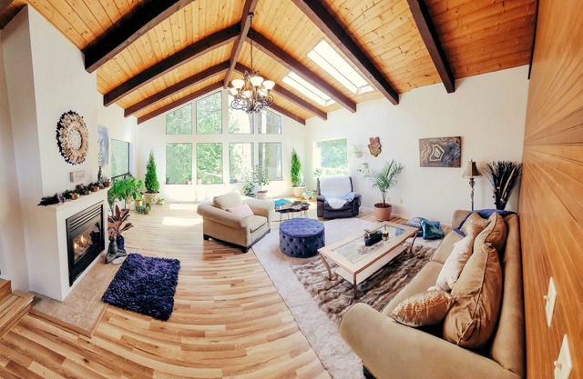 Forest Retreat ~ Pvt Creek Trail, 15 min to downtown