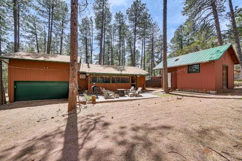 Forest Views and Fire Pit Cozy Pine Cabin