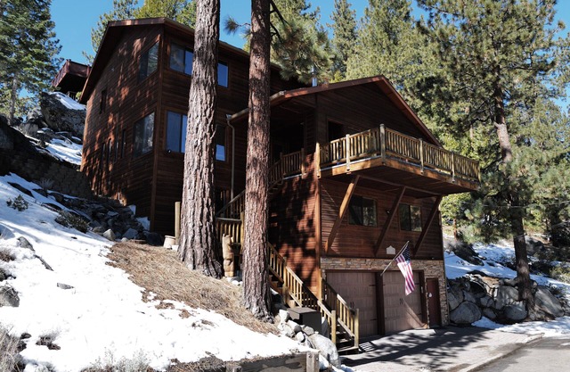 Forest views/Quiet/Close to Lake Tahoe beaches and town max 10 people