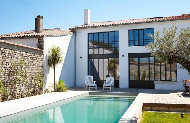 Former wine storehouse renovated by architect - Heated swimming pool - 5* bed and breakfast