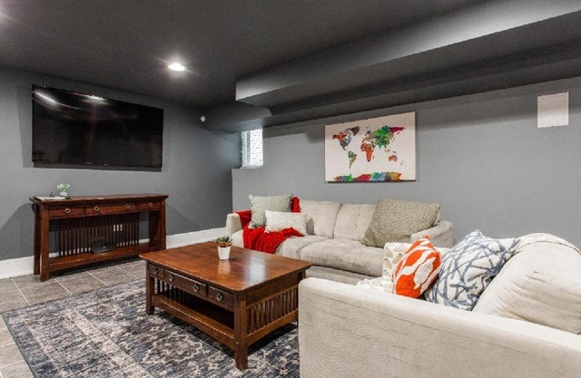 Forrestville Ave Large Suite