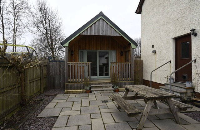 Fort William Chalet - a chalet that sleeps 2 guests in 1 bedroom